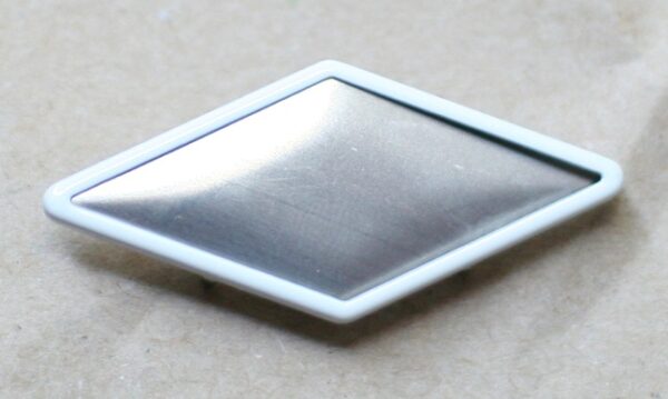 Brosche Raute 22x51 mm Rahmen weiss