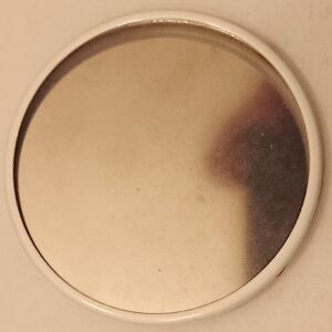Brosche rund 56 mm Rahmen weiss